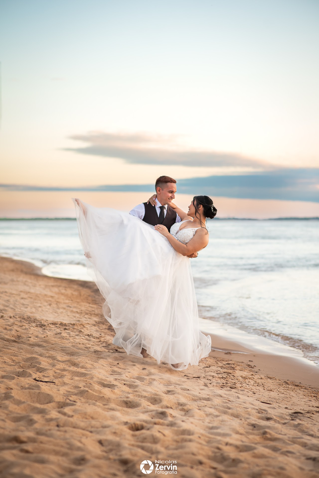 Boda al atardecer en la playa - Nicolas Zervin Fotografia
